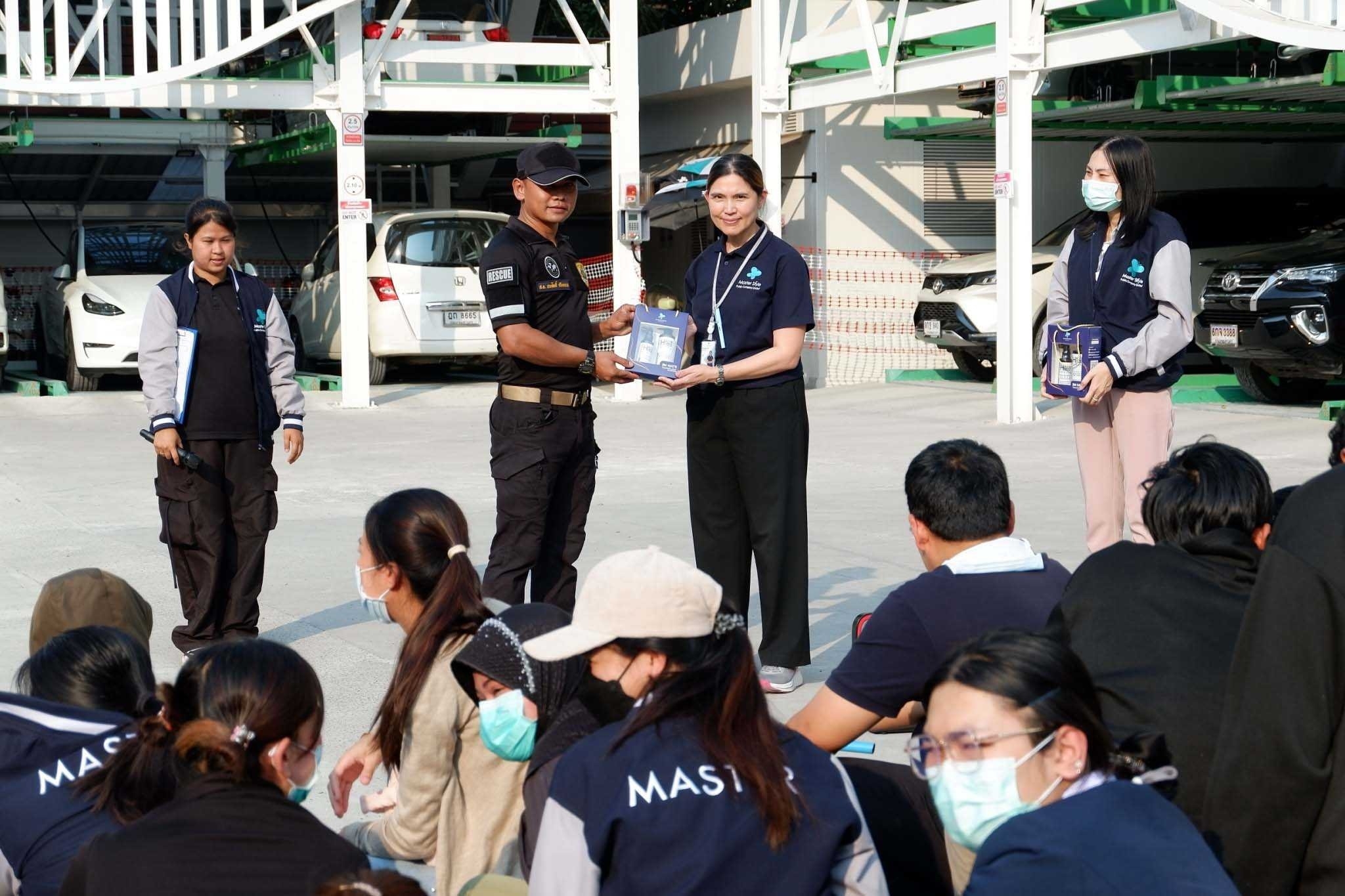 มอบของรางวัล